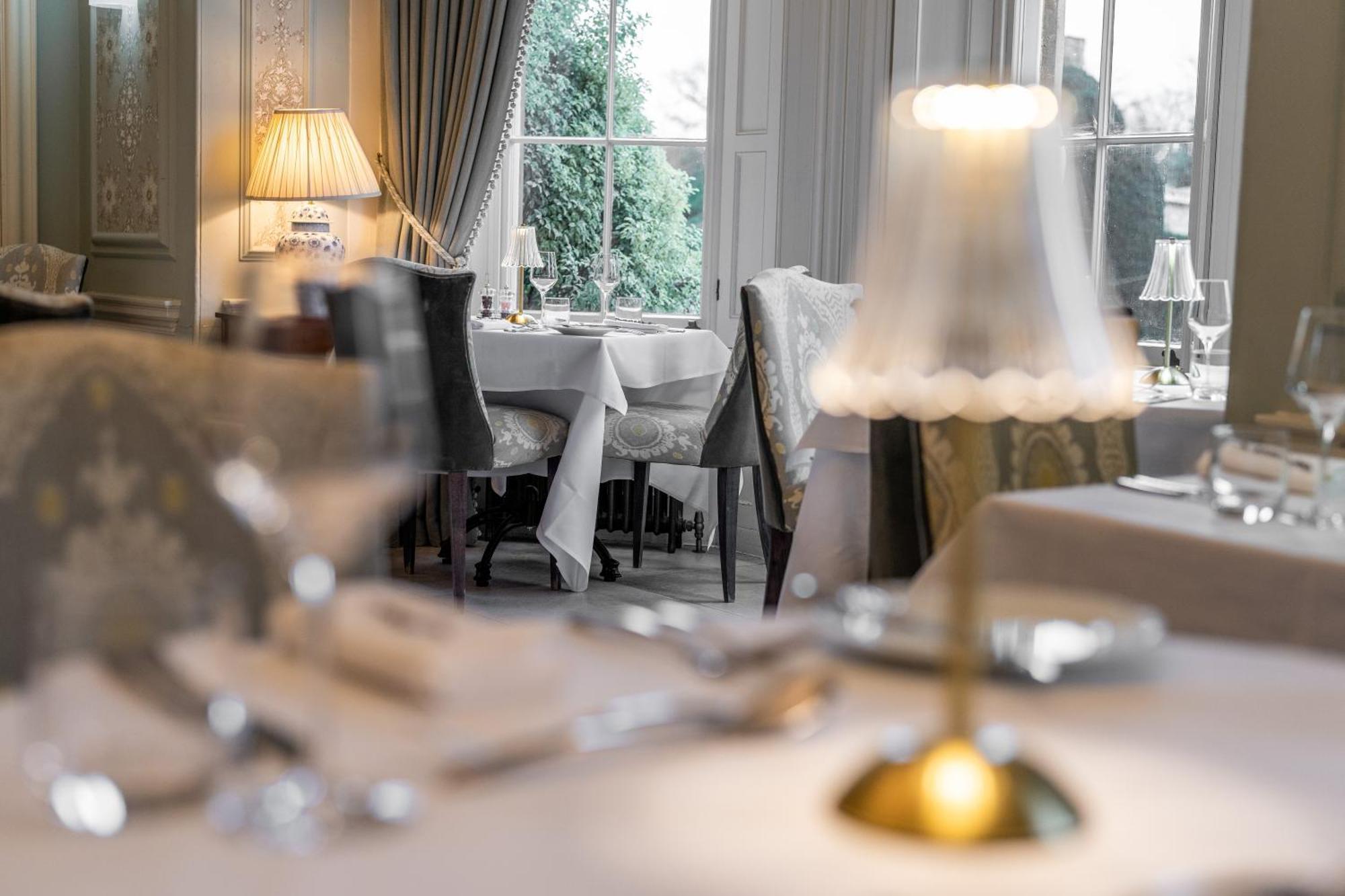 Weston Manor Hotel ภายนอก รูปภาพ