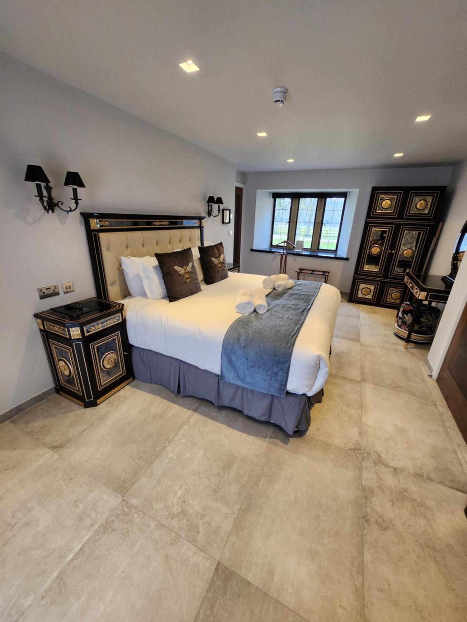 Weston Manor Hotel ภายนอก รูปภาพ